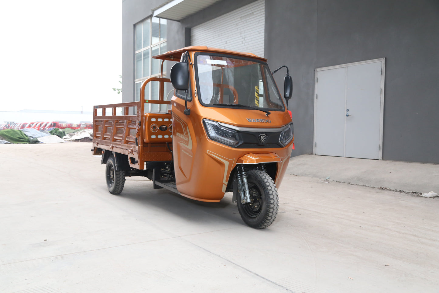 WH200ZH‑21 Semi‑Enclosed Cargo Tricycle – Gas‑Powered 3‑Wheel Transport with Driver Canopy 🚛
