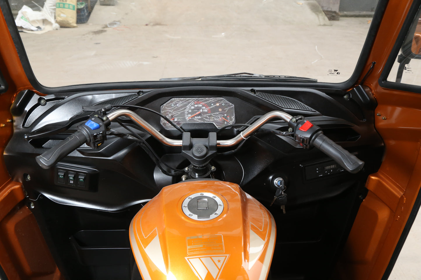 WH200ZH‑21 Semi‑Enclosed Cargo Tricycle – Gas‑Powered 3‑Wheel Transport with Driver Canopy 🚛